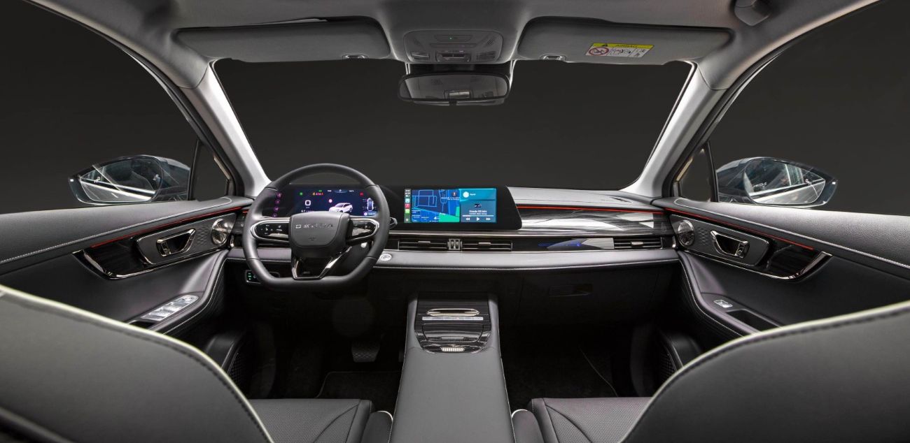 Omoda E5 interiér – dvojica veľkých displejov a moderný kokpit